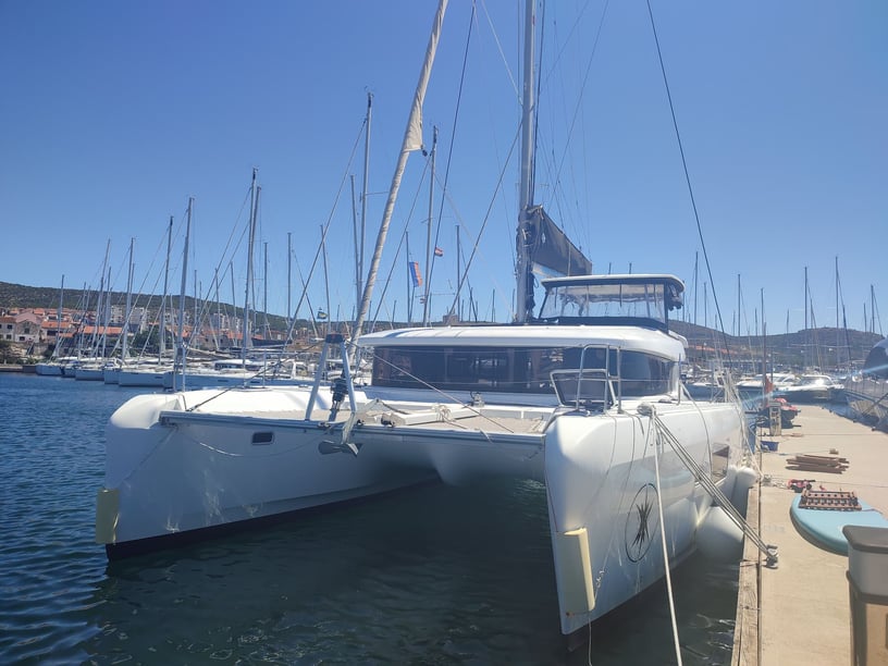 Sibenik Catamaran Cabine 6  Couchettes 12  Invités 12  12.94 m Numéro de l'annonce: #5306 4