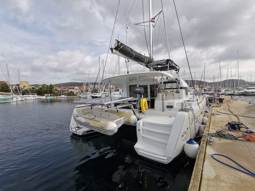 Šibenik Catamaran 6 cabin 10 berths 10 guests 11.74 m Listing Number: #5307 3