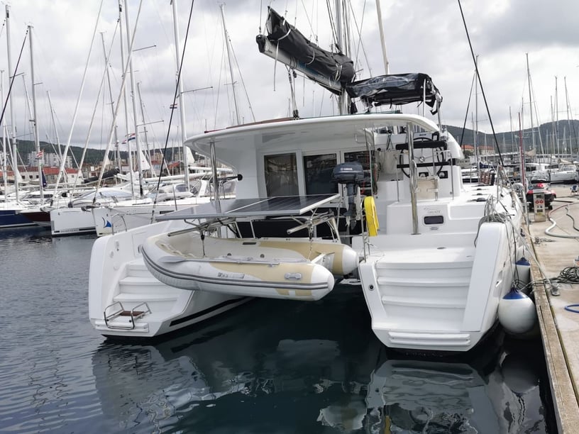 Šibenik Catamaran 6 cabin 10 berths 10 guests 11.74 m Listing Number: #5307