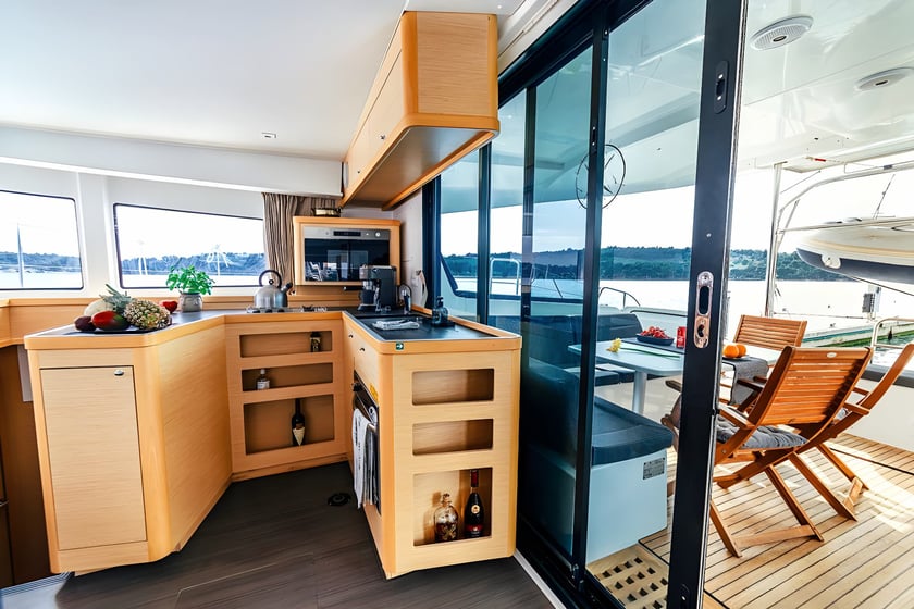 Sibenik Katamaran 6 Kabine 12 Liegeplätze 12 Gäste 12.94 m Nummer des Inserats: #5309 5