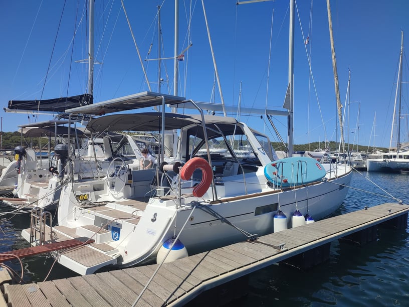 Šibenik Sailboat 4 cabin 10 berths 10 guests 13.7 m Listing Number: #5310 5