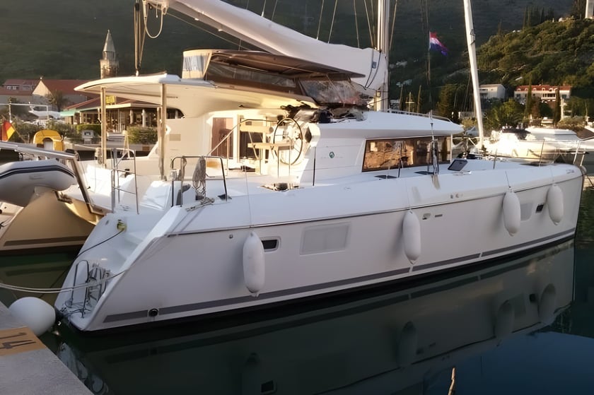 Cienfuegos Catamaran 5 cabin 9 berths 9 guests 12.61 m Listing Number: #5494 5