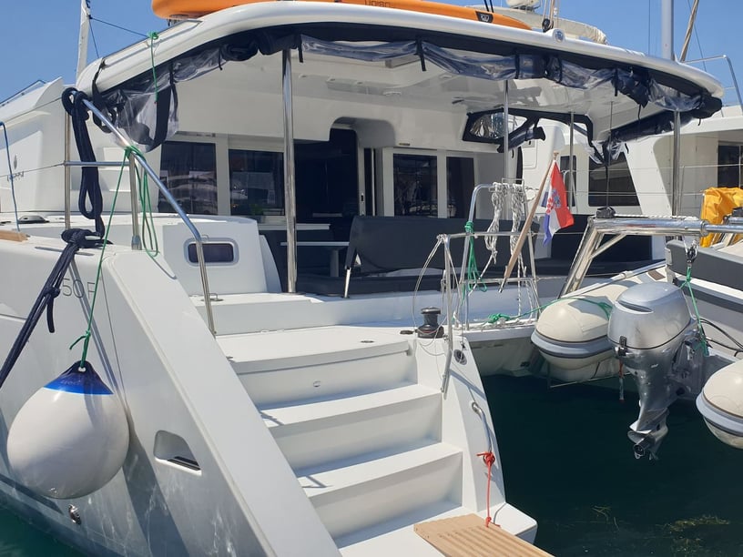 Dubrovnik Catamaran 6 cabin 12 berths 12 guests 13.96 m Listing Number: #5509