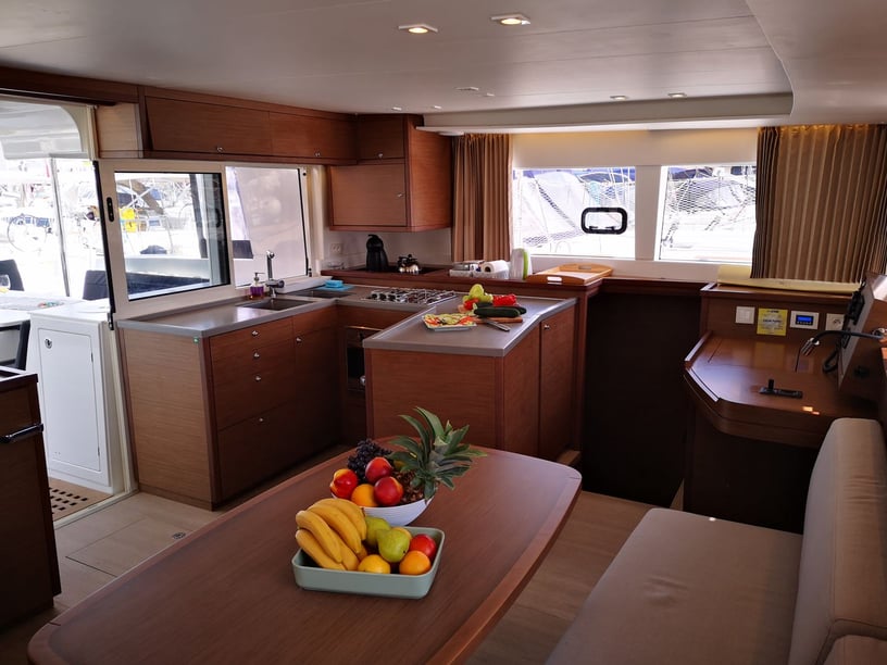 Dubrovnik Catamaran 6 cabin 12 berths 12 guests 13.96 m Listing Number: #5509 2