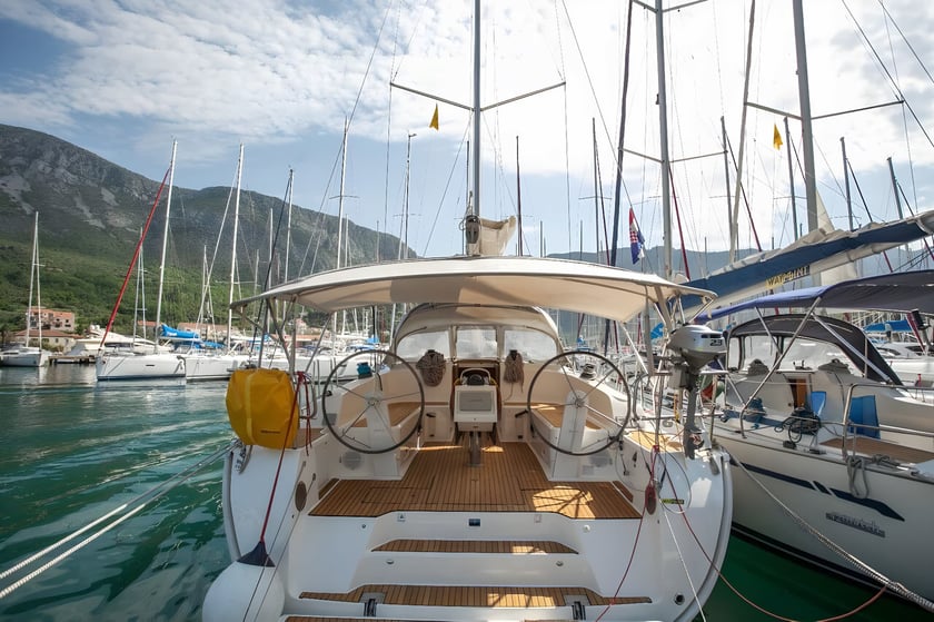 Trogir Segelboot 4 Kabine 9 Liegeplätze 9 Gäste 14.27 m Nummer des Inserats: #5524