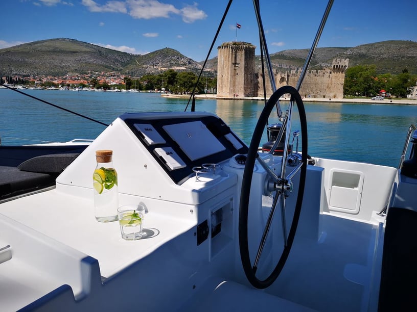 Dubrovnik Catamaran Cabine 6  Couchettes 12  Invités 12  13.96 m Numéro de l'annonce: #5542 5