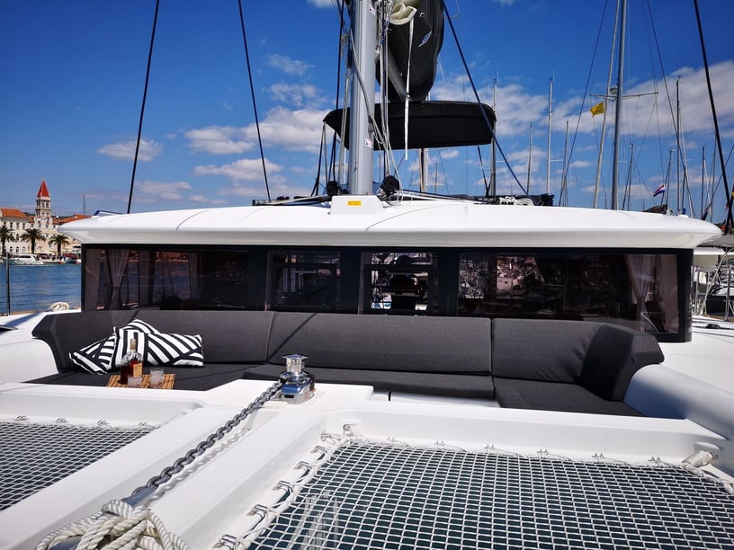 Dubrovnik Catamaran 6 cabin 12 berths 12 guests 13.96 m Listing Number: #5542 3