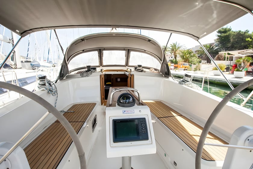 Trogir Sailboat 3 cabin 7 berths 7 guests 12.35 m Listing Number: #5545 4