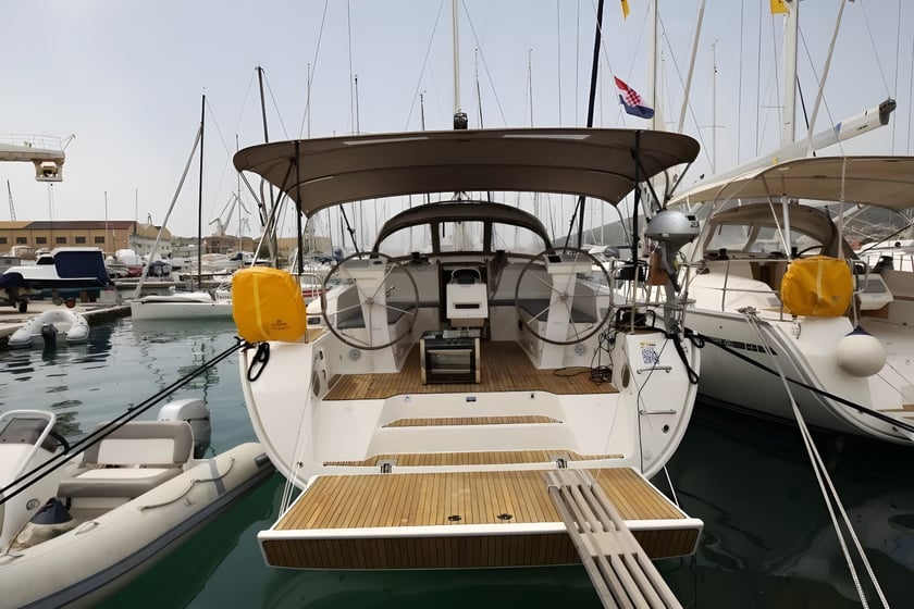 Trogir Sailboat 4 cabin 9 berths 9 guests 14.27 m Listing Number: #5546