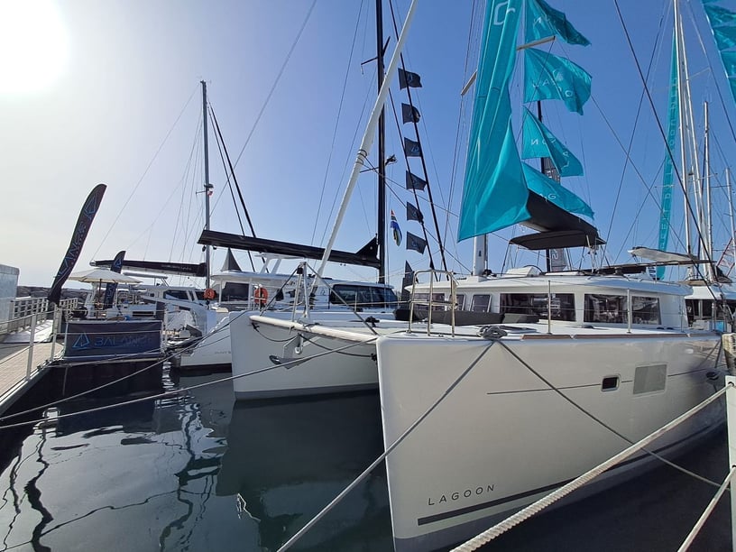 Propriano Catamaran 4 cabin 12 berths 12 guests 13.96 m Listing Number: #5589