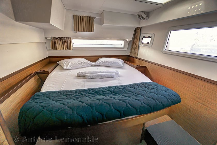 Finikas Catamaran Cabine 5  8  slaapplaatsen 8  gasten 12.8 m Lijstnummer: #563 5