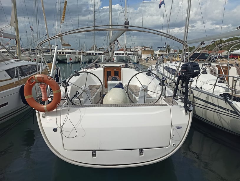 Murter Yelkenli 3 kabin Konaklama 7 kişi Seyir 7 kişi 12.35 m İlan No: #5653