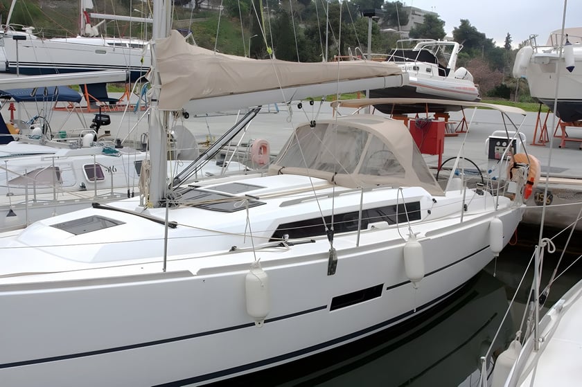 Nikiti - Chalkidiki Sailboat 3 cabin 6 berths 6 guests 10.28 m Listing Number: #5692 5