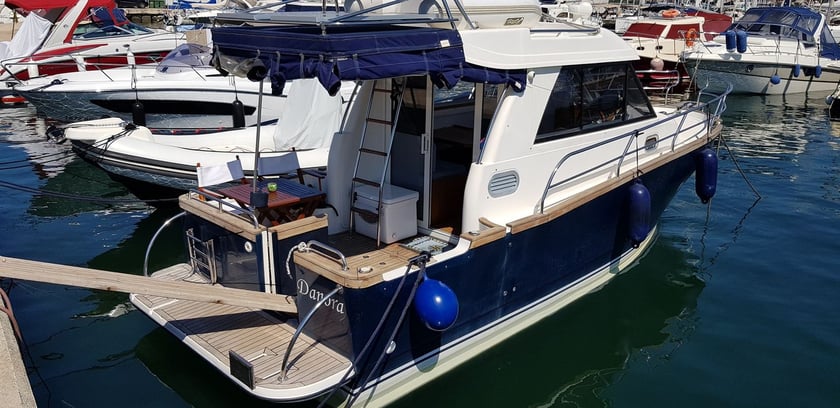 Biograd Motorboat 1 cabin 4 berths 6 guests 8.5 m Listing Number: #5793 3