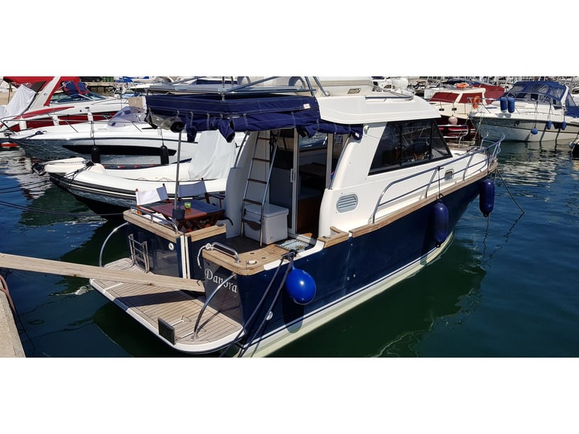 Biograd Motorboat 1 cabin 4 berths 6 guests 8.5 m Listing Number: #5793