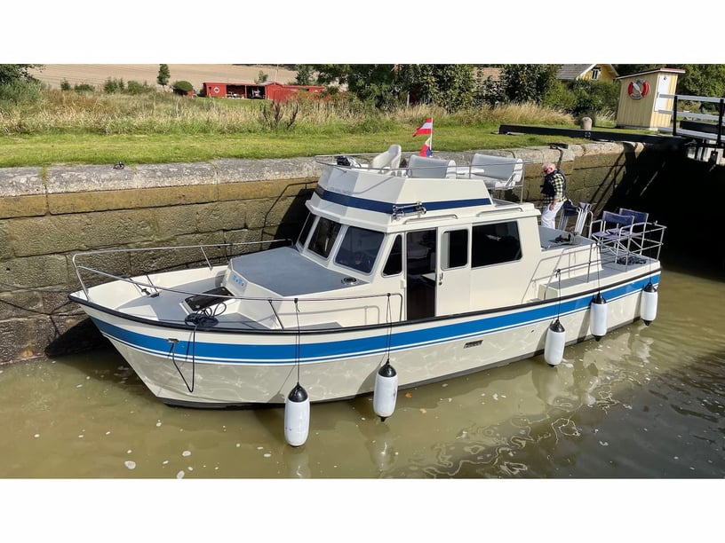 Motala Motorboot Cabine 3  8  slaapplaatsen 8  gasten 10.4 m Lijstnummer: #5864 2