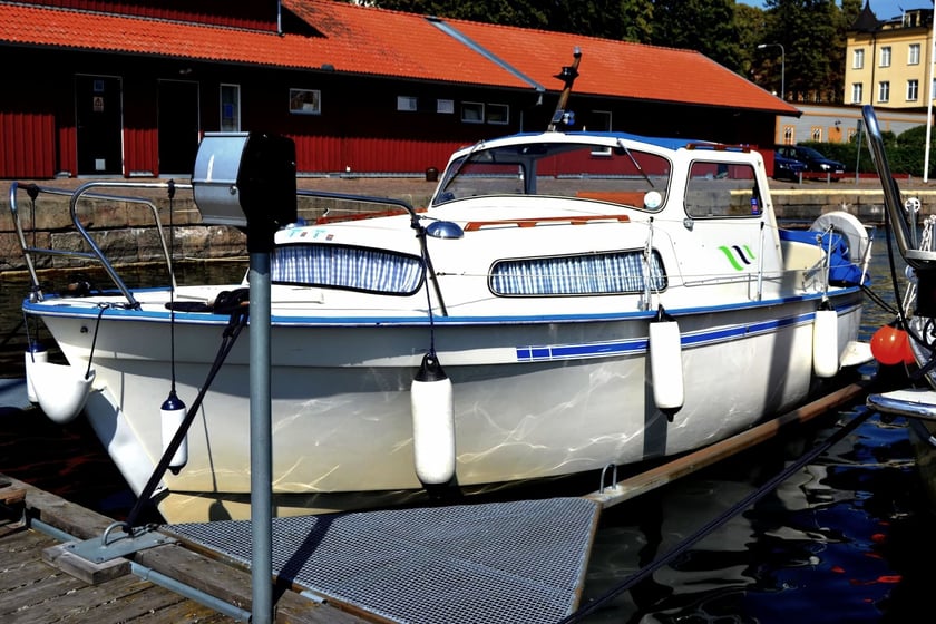 Motala Motorboot Cabine 2  4  slaapplaatsen 4  gasten 8 m Lijstnummer: #5865 3