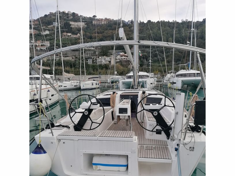 Capo d'Orlando Voilier Cabine 3  Couchettes 8  Invités 8  10.97 m Numéro de l'annonce: #5959