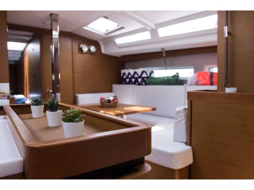 Volos Zeilboot Cabine 4  10  slaapplaatsen 10  gasten 13.39 m Lijstnummer: #5990 2