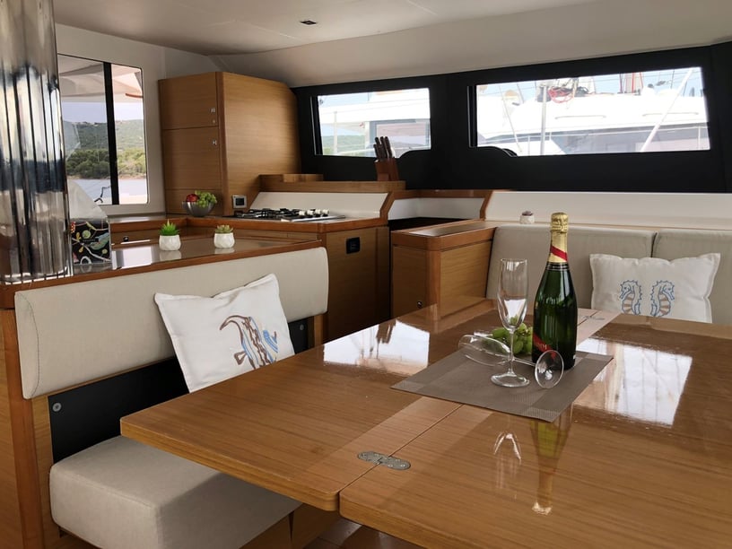 Porto Rotondo - Punta Asfodeli Catamaran Cabine 6  11  slaapplaatsen 12  gasten 14.7 m Lijstnummer: #6036 2