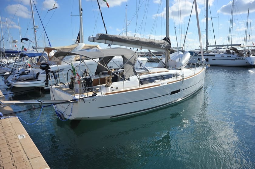 Portisco Sailboat 3 cabin 6 berths 7 guests 10.3 m Listing Number: #6061 3