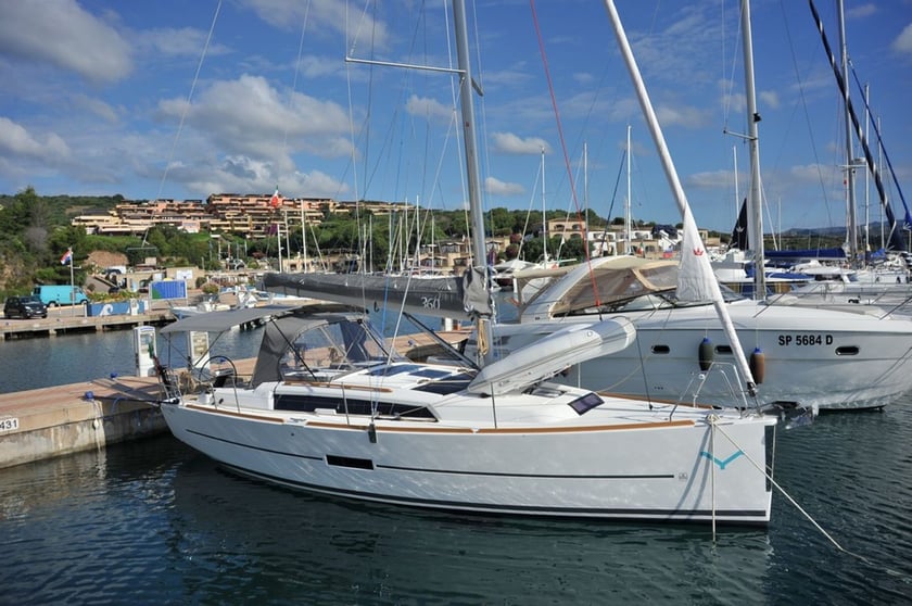 Portisco Sailboat 3 cabin 6 berths 7 guests 10.3 m Listing Number: #6061 4