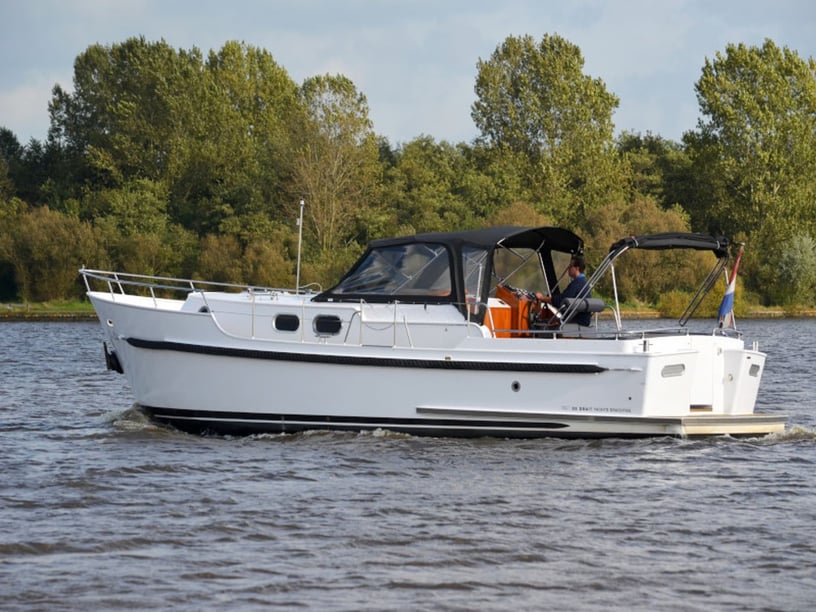 Drachten Motorboot Cabine 1  2  slaapplaatsen 2  gasten 10.2 m Lijstnummer: #6173