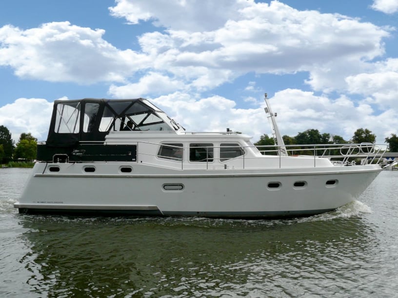 Brandebourg-sur-Havel Bateau à moteur Cabine 2  Couchettes 4  Invités 4  11.5 m Numéro de l'annonce: #6184