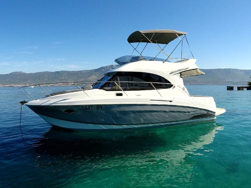 Split Motorboat 2 cabin 6 berths 6 guests 10.22 m Listing Number: #6330