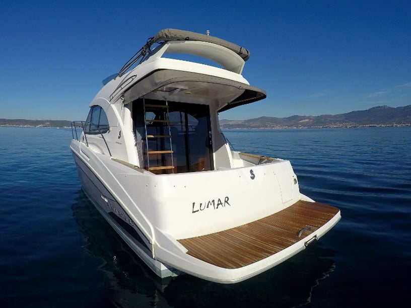 Split Motorboat 2 cabin 6 berths 6 guests 10.22 m Listing Number: #6330 3