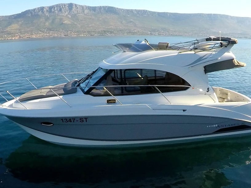 Split Motorboat 2 cabin 6 berths 6 guests 10.22 m Listing Number: #6330 5