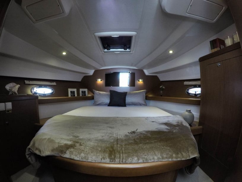 Split Motorboat 2 cabin 6 berths 6 guests 10.22 m Listing Number: #6330 4