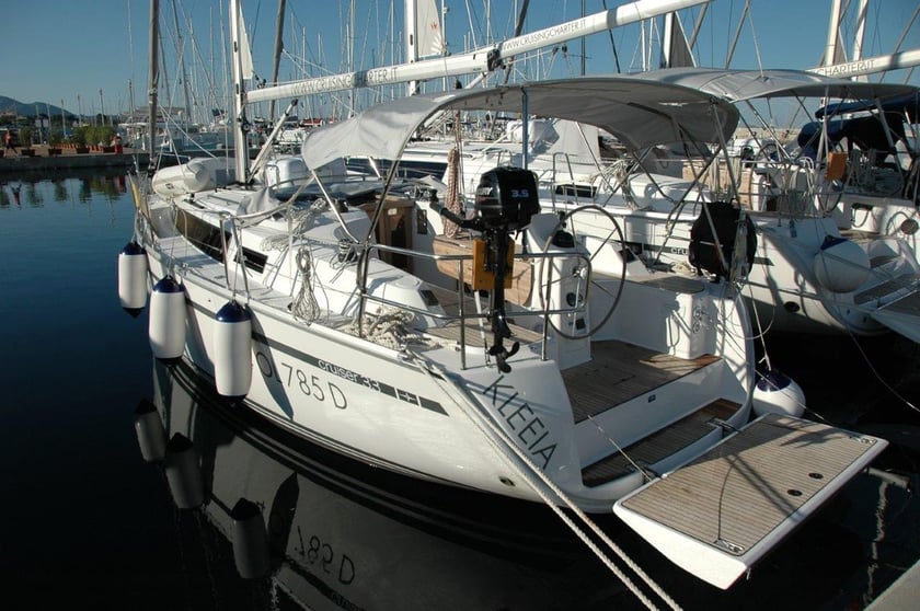 Portisco Sailboat 2 cabin 6 berths 6 guests 9.99 m Listing Number: #6410 3