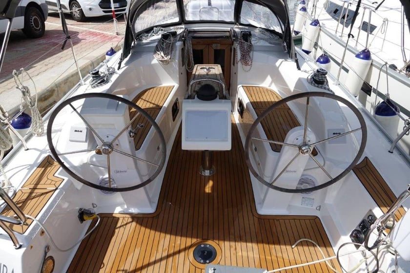 Portisco Sailboat 3 cabin 8 berths 8 guests 9.99 m Listing Number: #6421 3