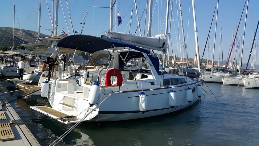 Trogir Sailboat 3 cabin 7 berths 7 guests 10.45 m Listing Number: #6455 3