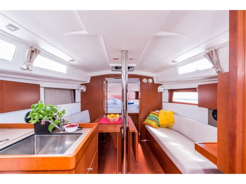 Split Sailboat 3 cabin 8 berths 8 guests 10.45 m Listing Number: #652 2