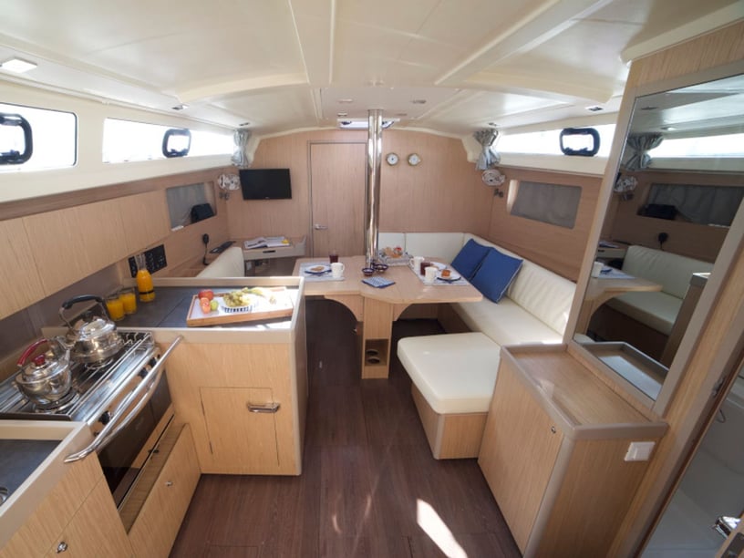 Athene Zeilboot Cabine 3  6  slaapplaatsen 6  gasten 12.43 m Lijstnummer: #6569 4