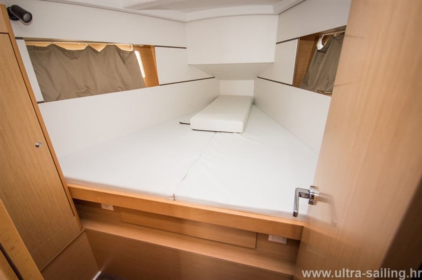 Split Sailboat 3 cabin 8 berths 8 guests 9.99 m Listing Number: #659 3