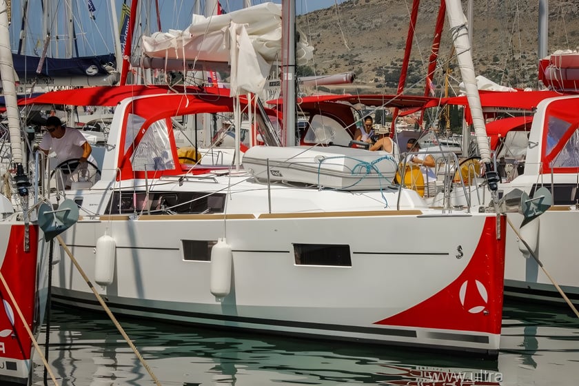 Split Sailboat 3 cabin 8 berths 8 guests 9.99 m Listing Number: #659 3