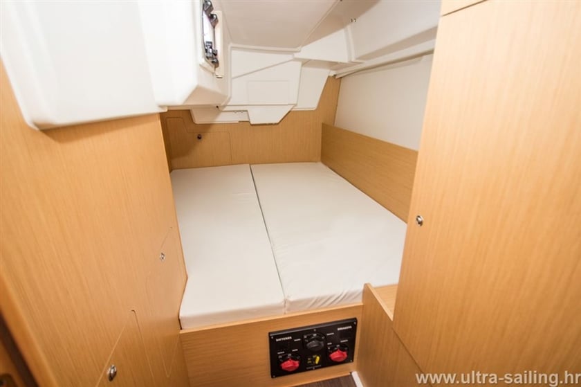 Split Sailboat 3 cabin 8 berths 8 guests 9.99 m Listing Number: #659 5