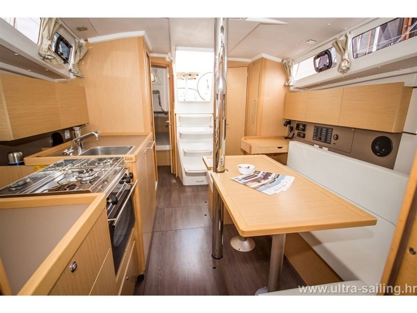 Split Sailboat 3 cabin 8 berths 8 guests 9.99 m Listing Number: #659 2