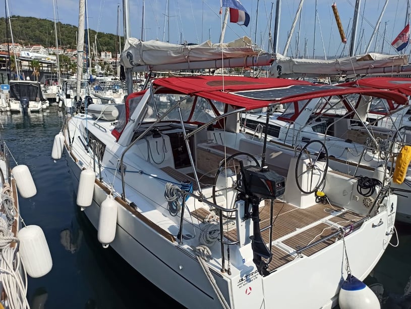 Split Sailboat 3 cabin 8 berths 8 guests 9.99 m Listing Number: #659 5