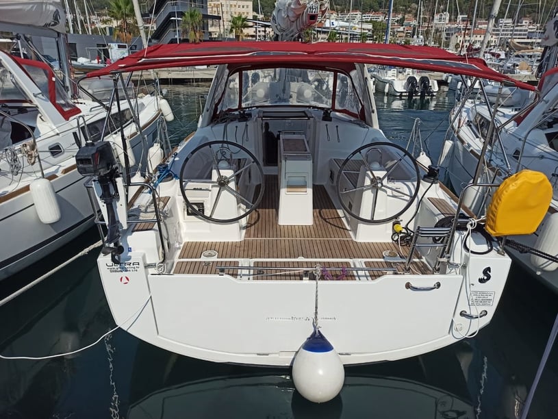 Split Sailboat 3 cabin 8 berths 8 guests 9.99 m Listing Number: #659