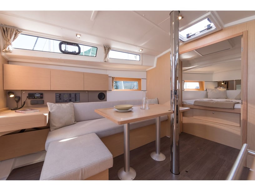 Split Sailboat 3 cabin 8 berths 8 guests 11.13 m Listing Number: #663 2