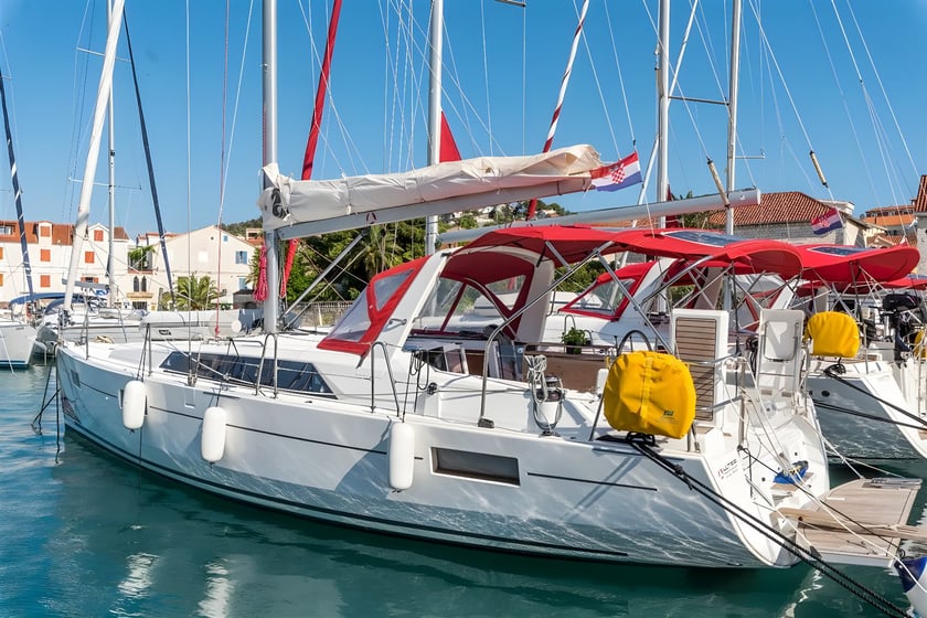 Gesplitst Zeilboot Cabine 3  8  slaapplaatsen 8  gasten 12.43 m Lijstnummer: #664 3