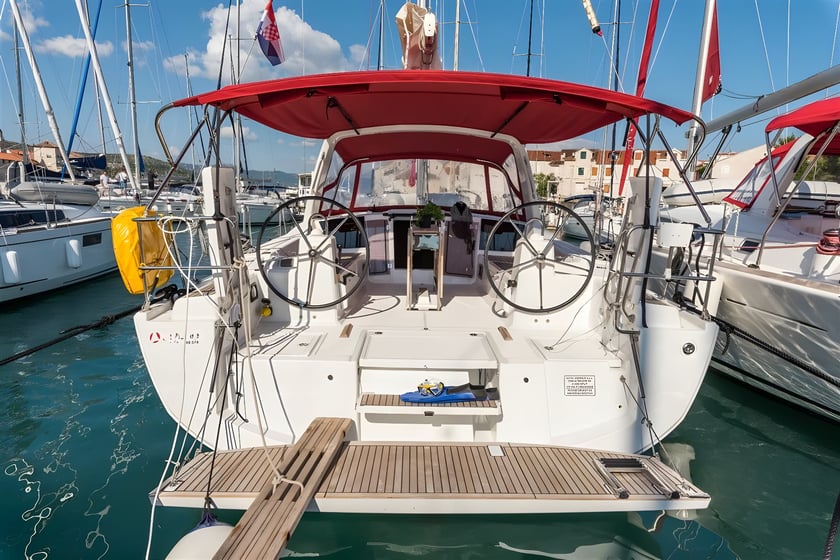 Gesplitst Zeilboot Cabine 3  8  slaapplaatsen 8  gasten 12.43 m Lijstnummer: #664