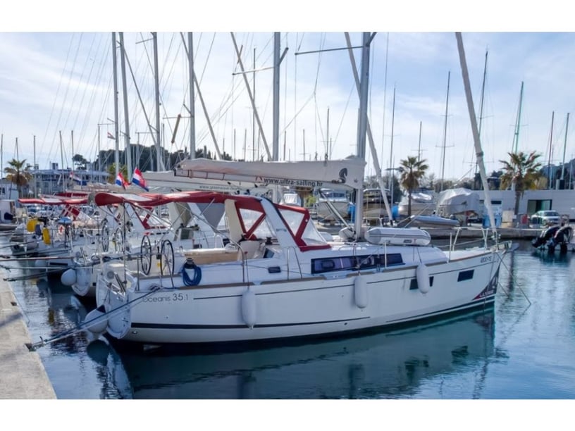 Gesplitst Zeilboot Cabine 3  8  slaapplaatsen 8  gasten 10.45 m Lijstnummer: #667