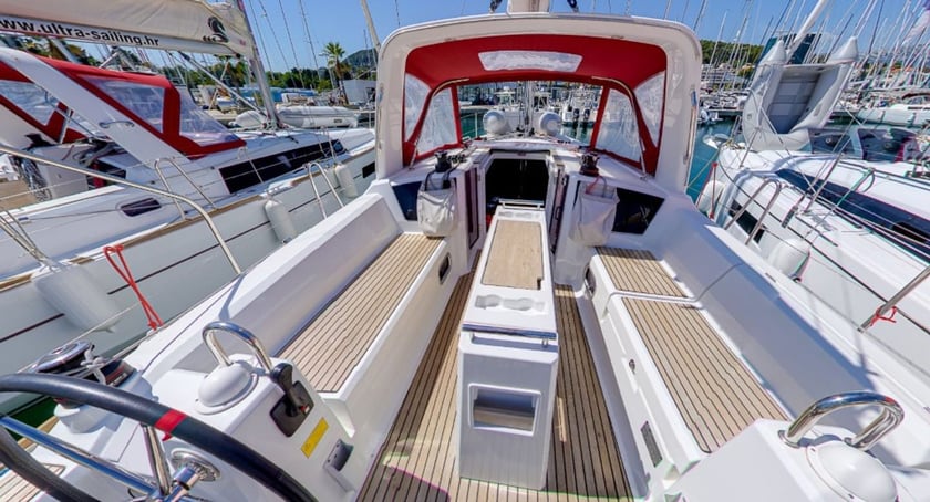 Gesplitst Zeilboot Cabine 3  8  slaapplaatsen 8  gasten 10.45 m Lijstnummer: #667 4