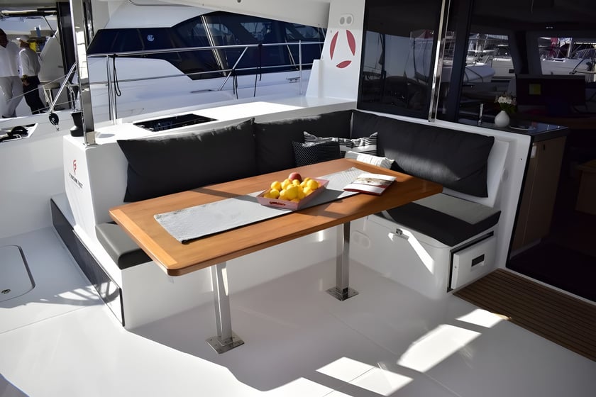 Seget Donji Catamaran Cabine 3  Couchettes 8  Invités 8  11.9 m Numéro de l'annonce: #669 4