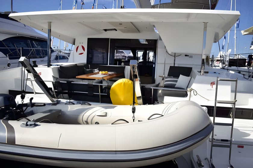Seget Donji Catamaran Cabine 3  Couchettes 8  Invités 8  11.9 m Numéro de l'annonce: #669